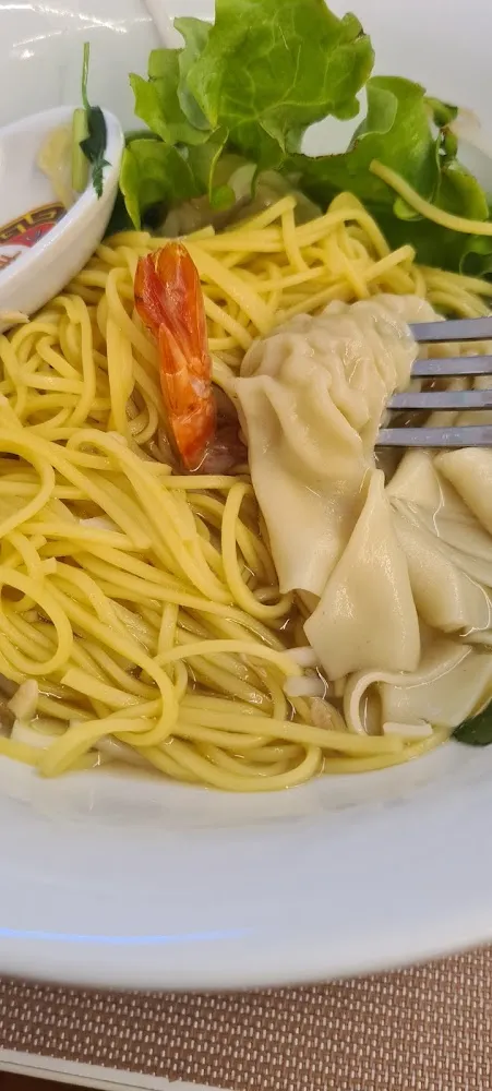 Soupe de Nouilles Au Raviolis Crevettes